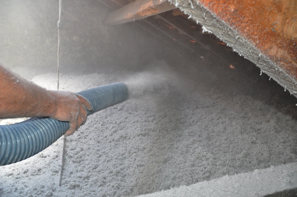 Atelier d'artisanat du cuir avec &eacute;chantillons de mat&eacute;riaux dispos&eacute;s en &eacute;ventail sur support m&eacute;tallique d&eacute;coratif