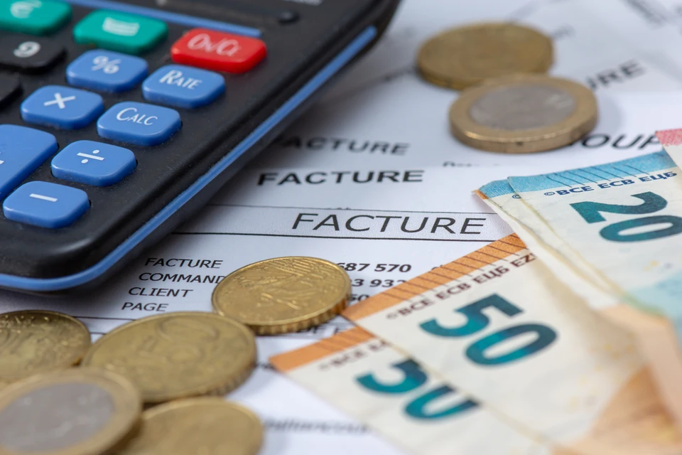 Un ouvrier en casque bleu et salopette installe une cloison s&egrave;che dans un int&eacute;rieur en r&eacute;novation