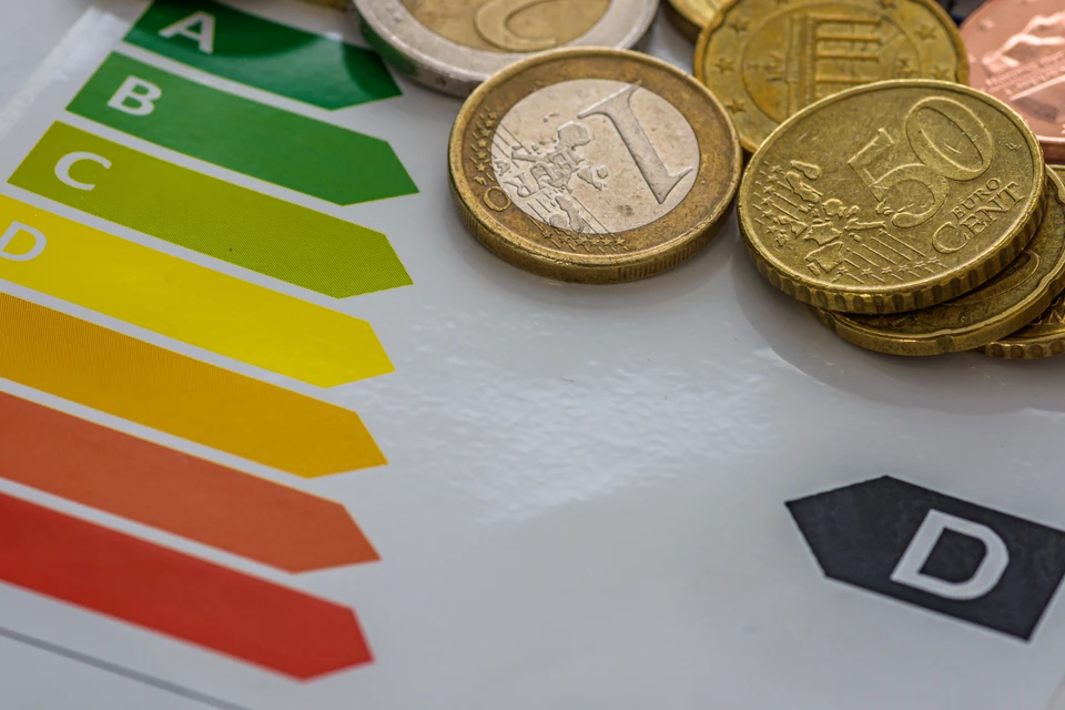 Coin de la paroi intérieure avec isolation thermique inachevée, couche de laine de roche dans le bâtiment en construction