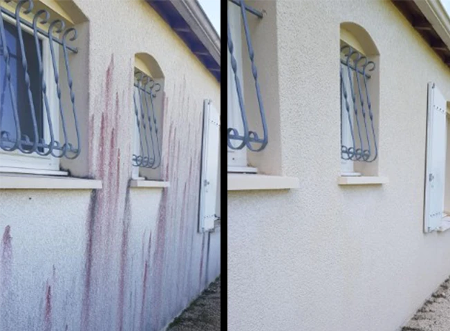 Chantier de rénovation de façade d'immeuble avec ouvrier travaillant sur échafaudage tubulaire métallique