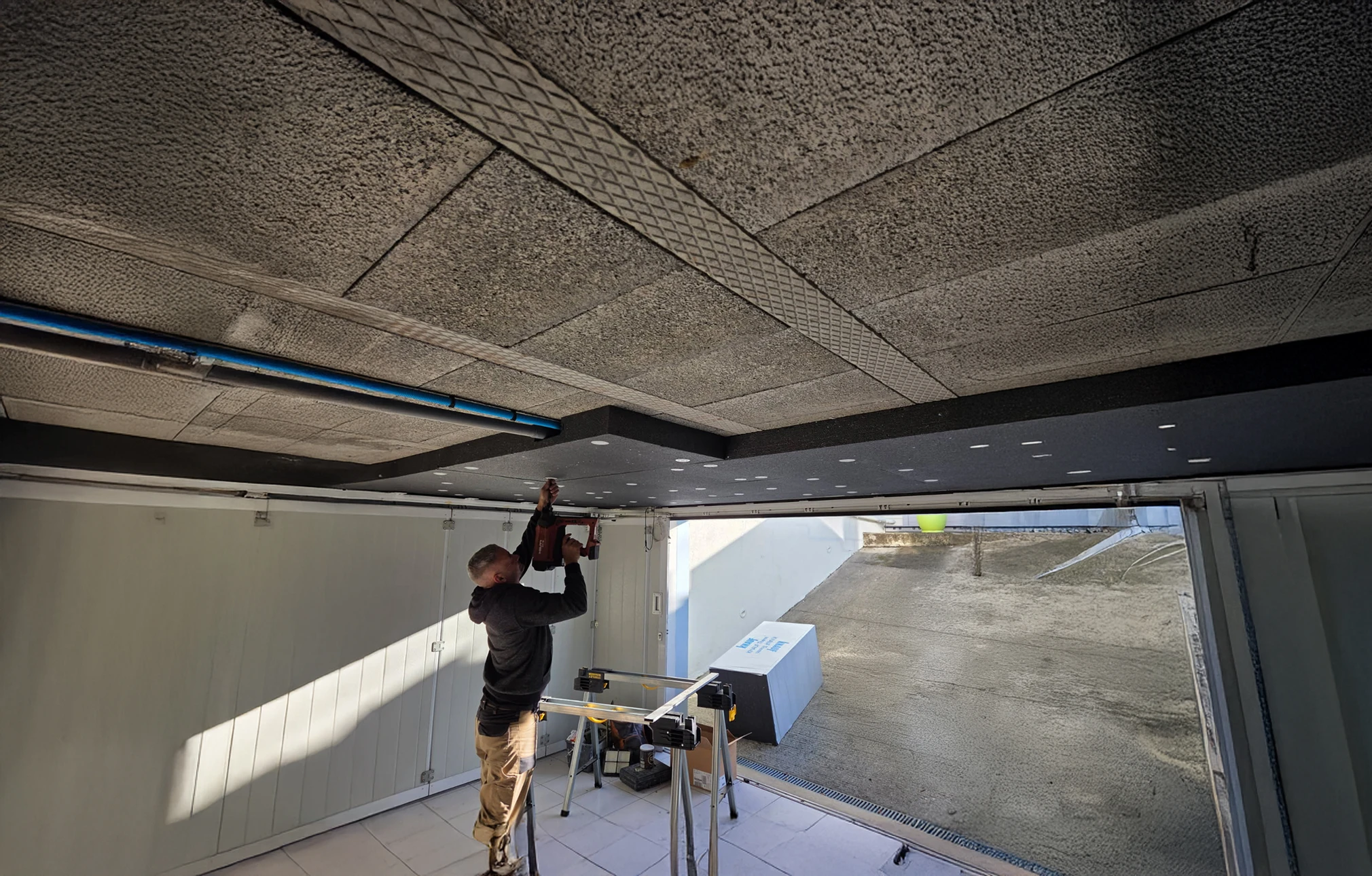 Structure en bois d'une maison individuelle en cours de construction, vue extérieure sur fond blanc